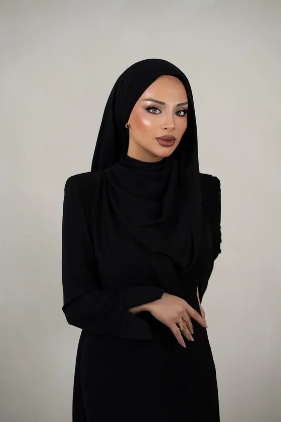 Elegantes Braut-Hijab-Styling mit kunstvoller Drapierung im Beauty Studio in Wien