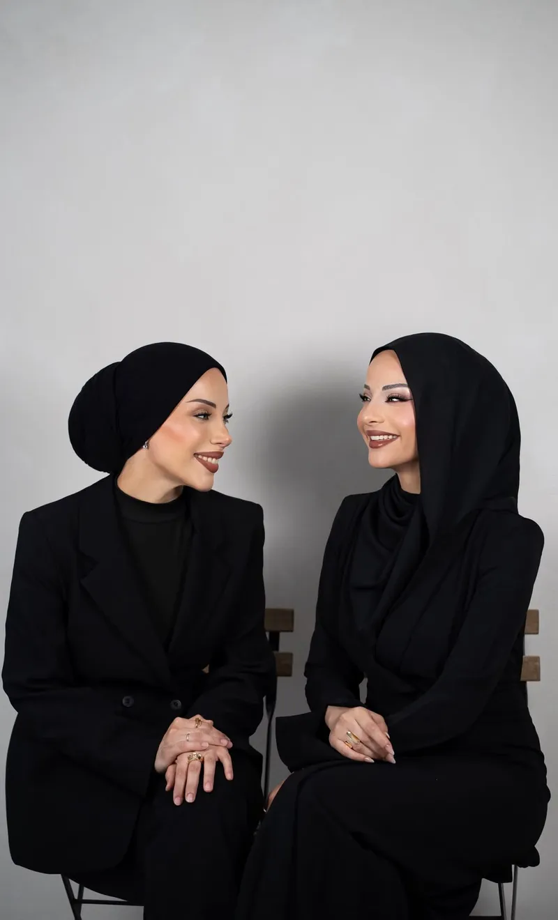 Die Gründerinnen Kübra und Yagmur im vertrauten Gespräch im Beauty Studio in Wien