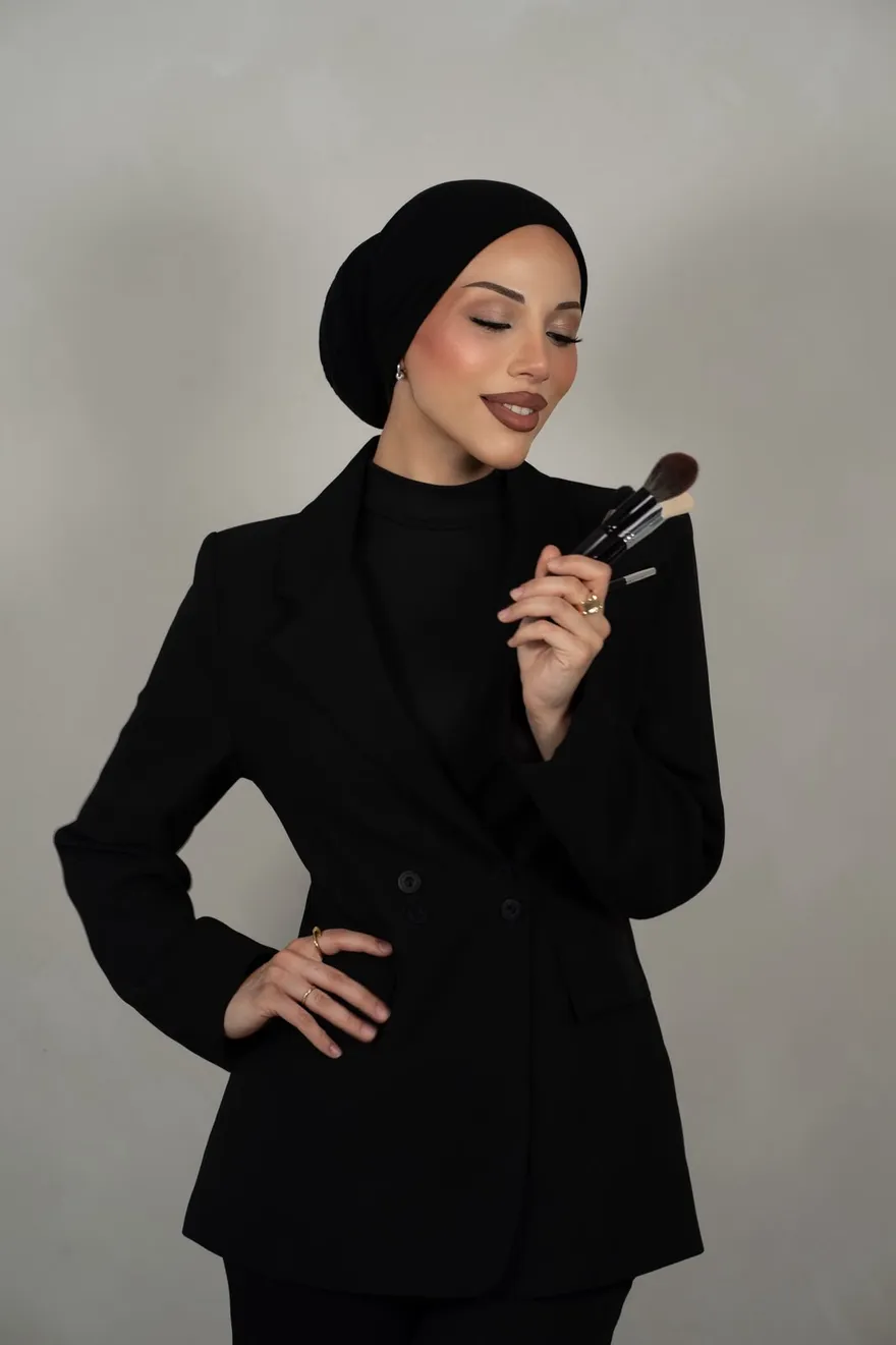 Hair- und Make-up-Stylistin des Sisters Beauty Studio Wien mit professionellen Stylingpinseln