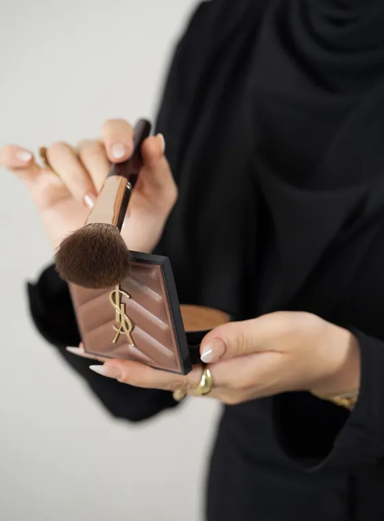 Anwendung von Highlighter-Puder mit hochwertiger Luxuskosmetik