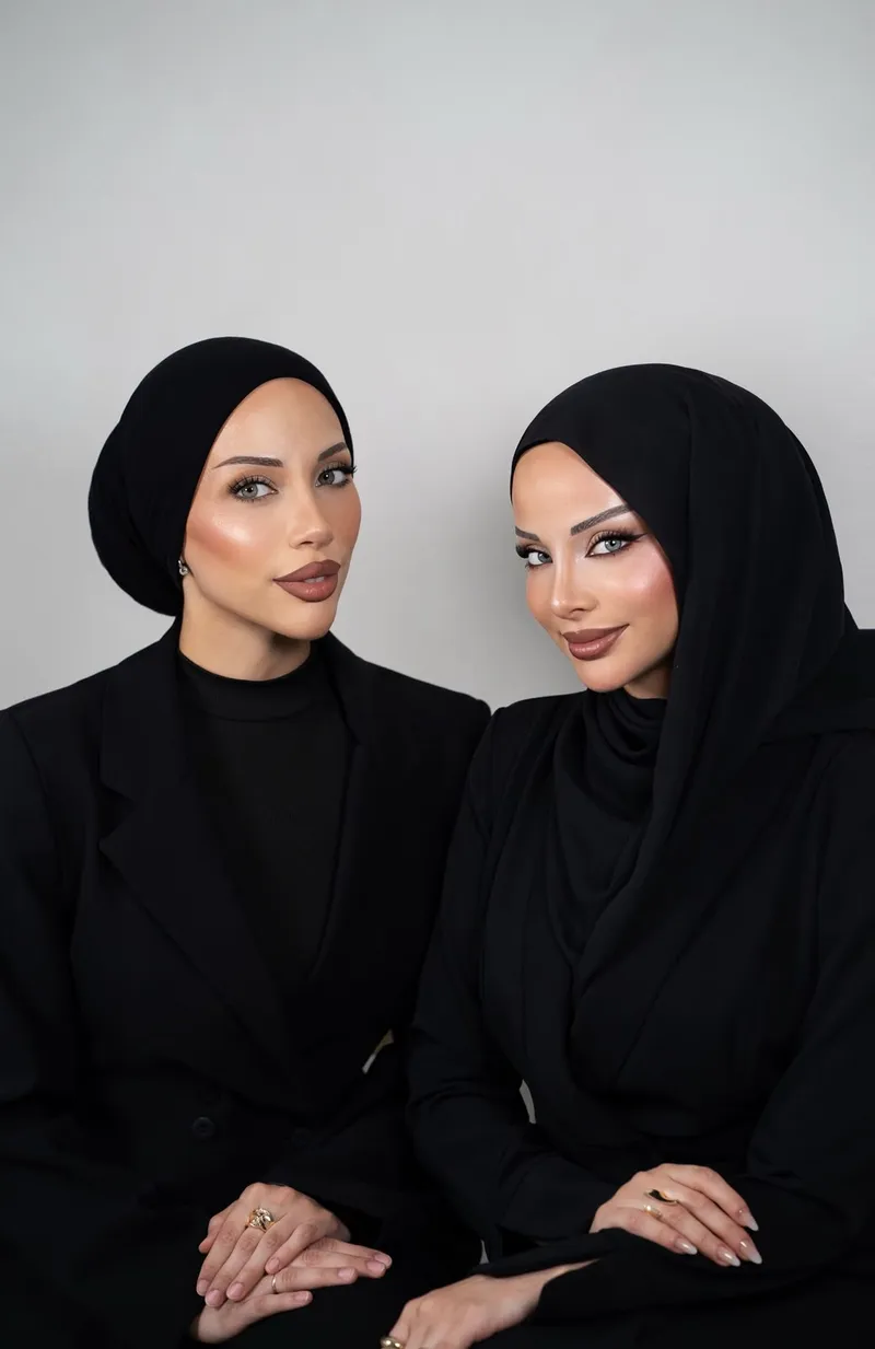 Kübra und Yagmur, die Gründerinnen des Sisters Beauty Studio, elegant gekleidet im Studio in Wien