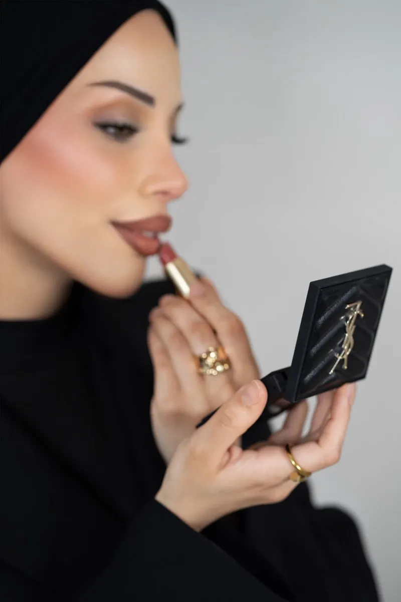 Detailaufnahme einer Lippenstift-Anwendung in eleganten Nude-Tönen