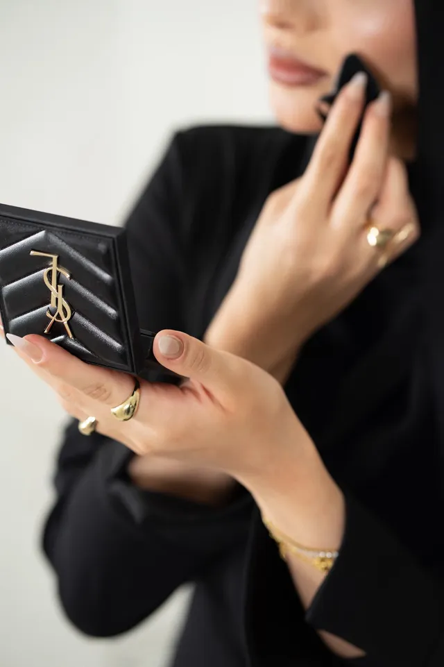 Luxuriöse Make-up-Produkte mit goldenen Details für langanhaltende Looks