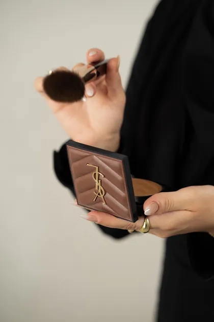 Luxuriöse Kosmetik mit goldenen Akzenten im Sisters Beauty Studio Wien
