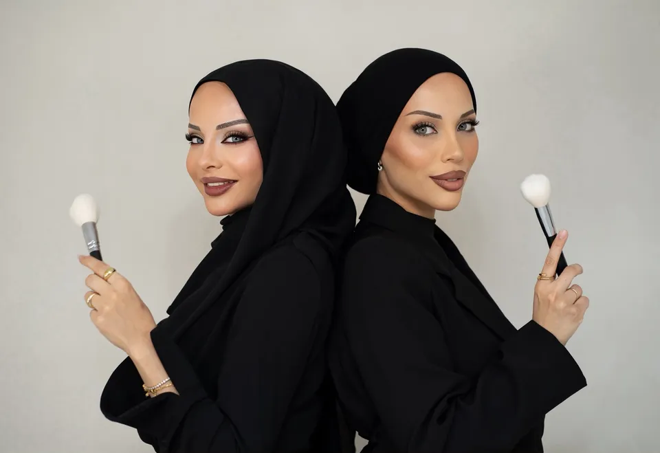 Die Schwestern Kübra und Yagmur, Gründerinnen des Sisters Beauty Studio by K.Y. in Wien, mit Make-up-Pinseln