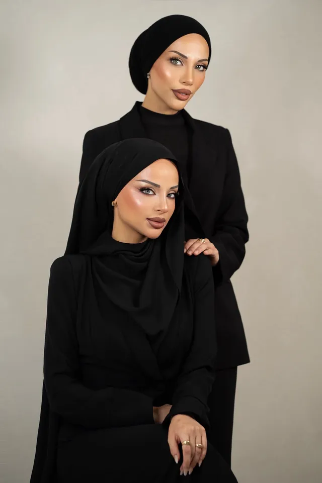 Kübra und Yagmur, Expertinnen für Make-up und Hijab-Styling, in ihrem Wiener Studio