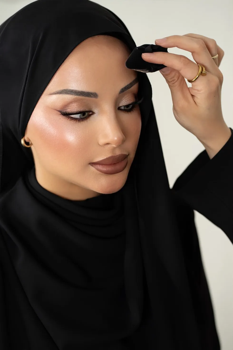 Präzise Make-up-Anwendung durch eine Visagistin im Sisters Beauty Studio Wien