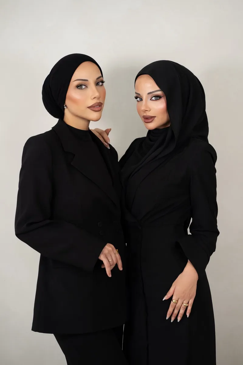 Das Premium-Make-up-Team des Sisters Beauty Studio Wien in elegantem Schwarz