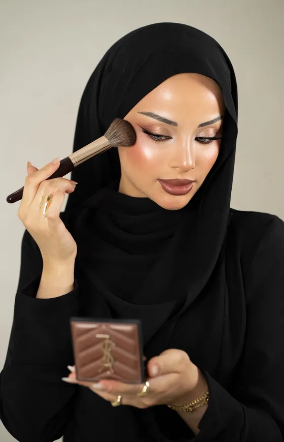 Professionelles Auftragen von Rouge mit hochwertigem Pinsel beim Braut-Make-up
