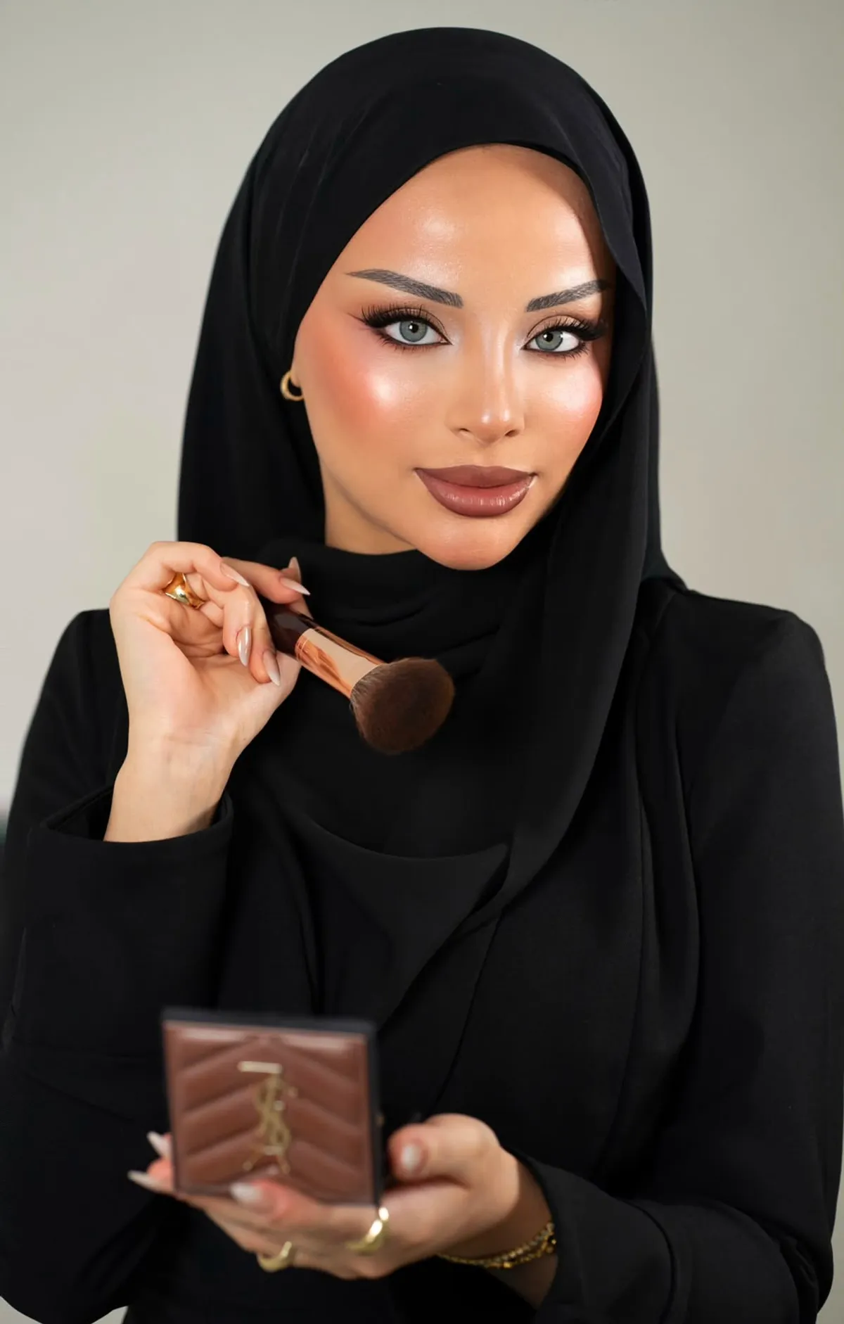 Braut mit Soft Glam Make-up und elegantem Hijab-Styling vom Sisters Beauty Studio Wien