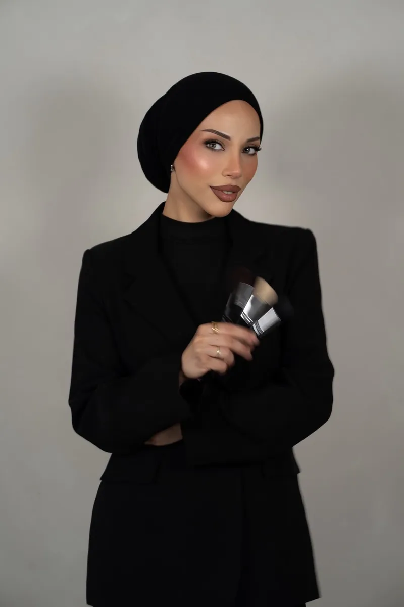 Stylistin des Sisters Beauty Studio Wien bei der Arbeit mit professionellem Werkzeug